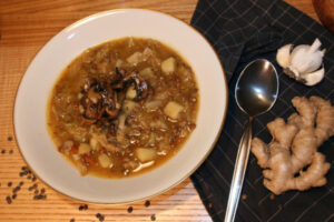 Mehr über den Artikel erfahren Wärmender Linsen-Wirsing-Eintopf in der Winterzeit